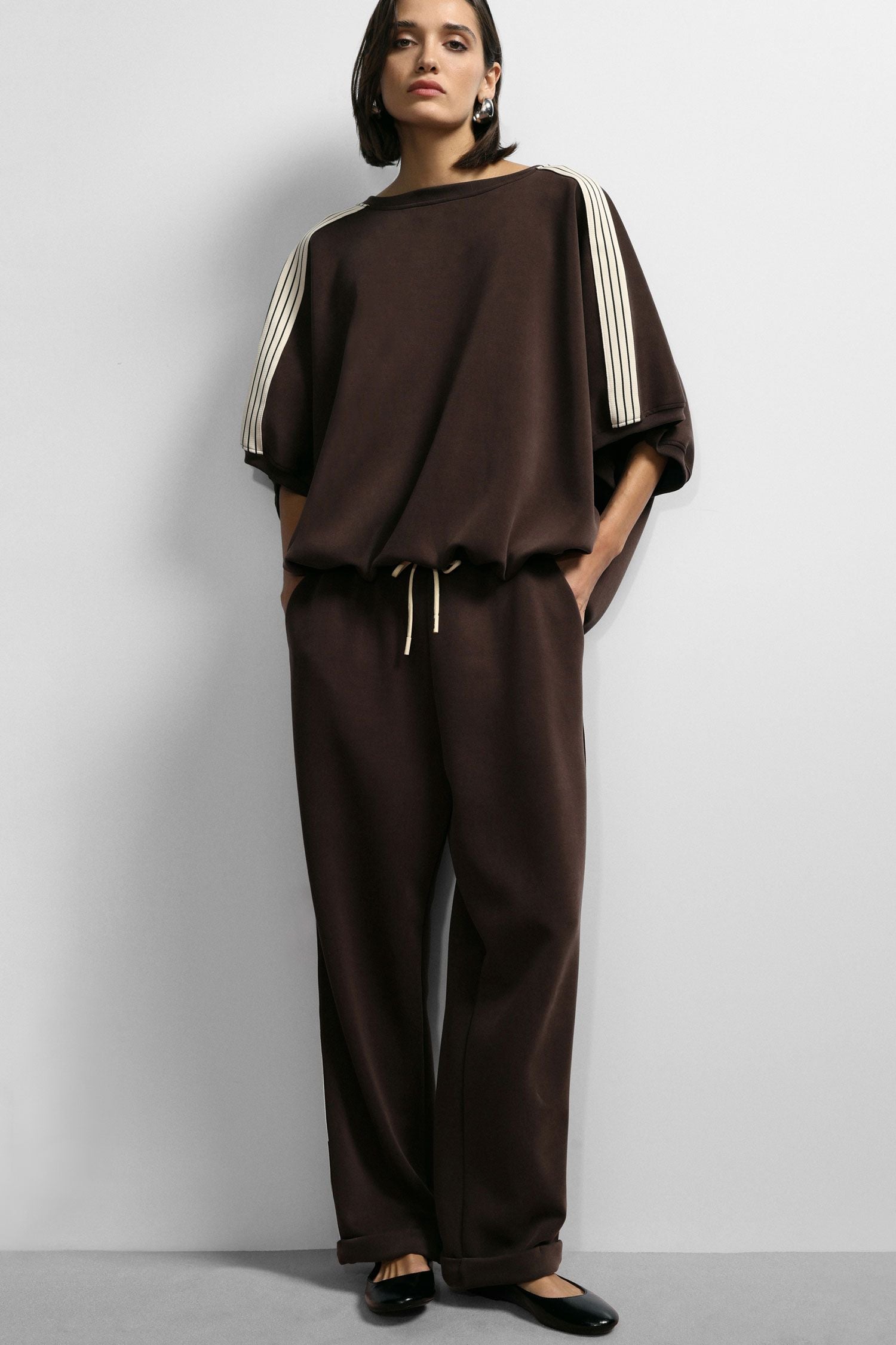 חליפה   מכנס  וחולצה בגיזרה רחבה