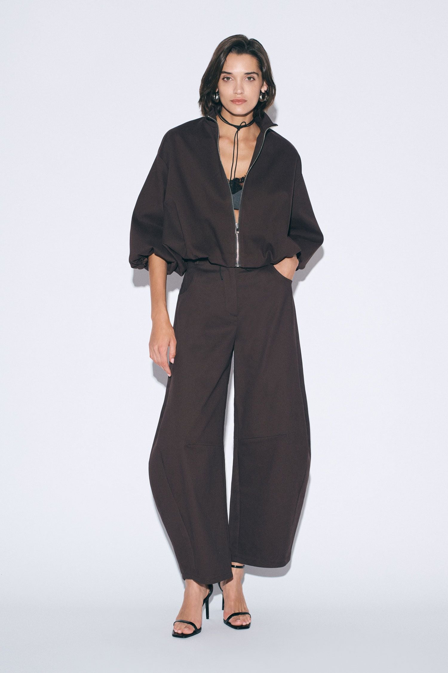 מכנסי פאלאצו עם מותן רחבה וגבוה