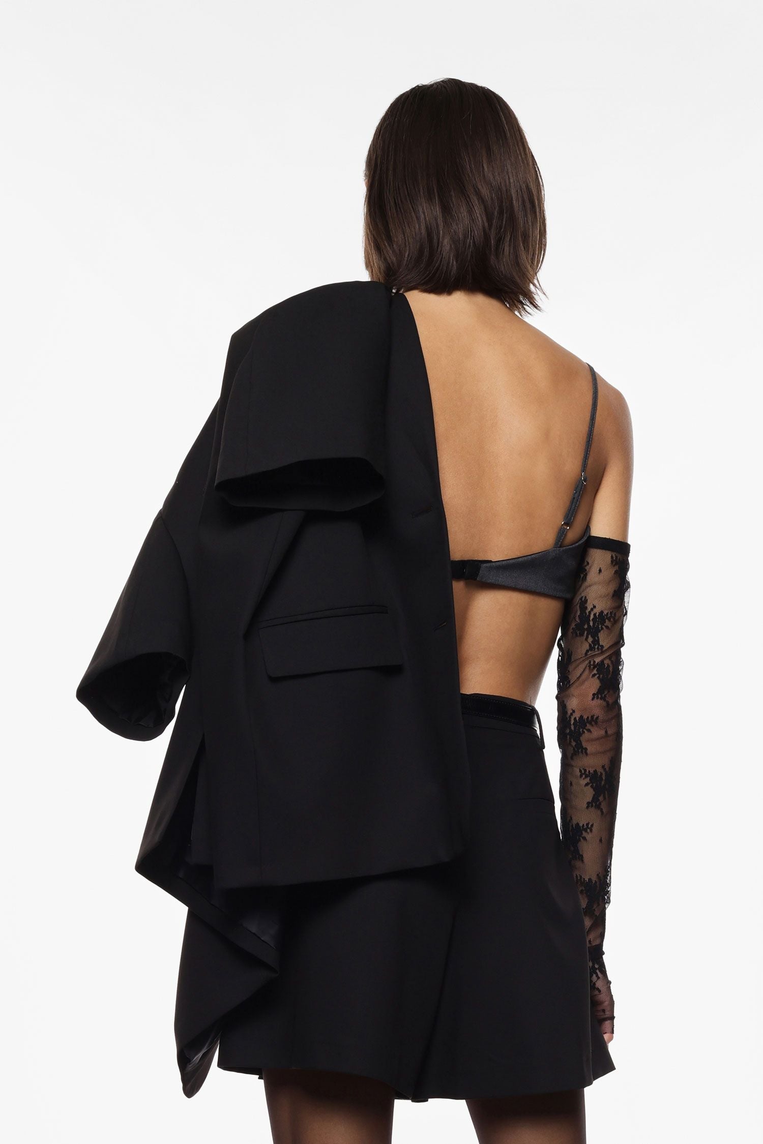 טופ עם רצועות דקות וקישוט תחרה דקורטיבי