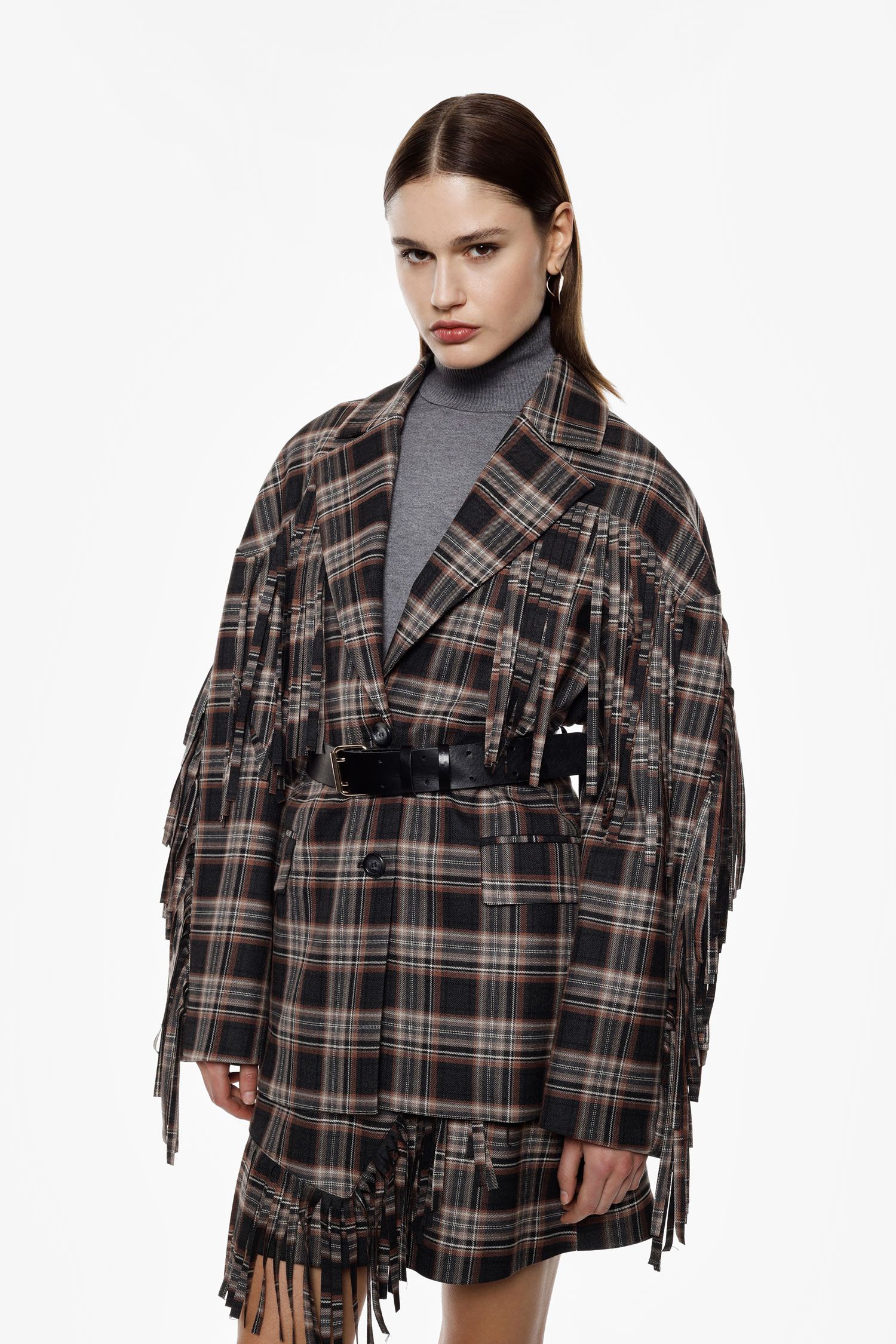 בלייזר עם דוגמת משבצות, פרנזים וחגורה