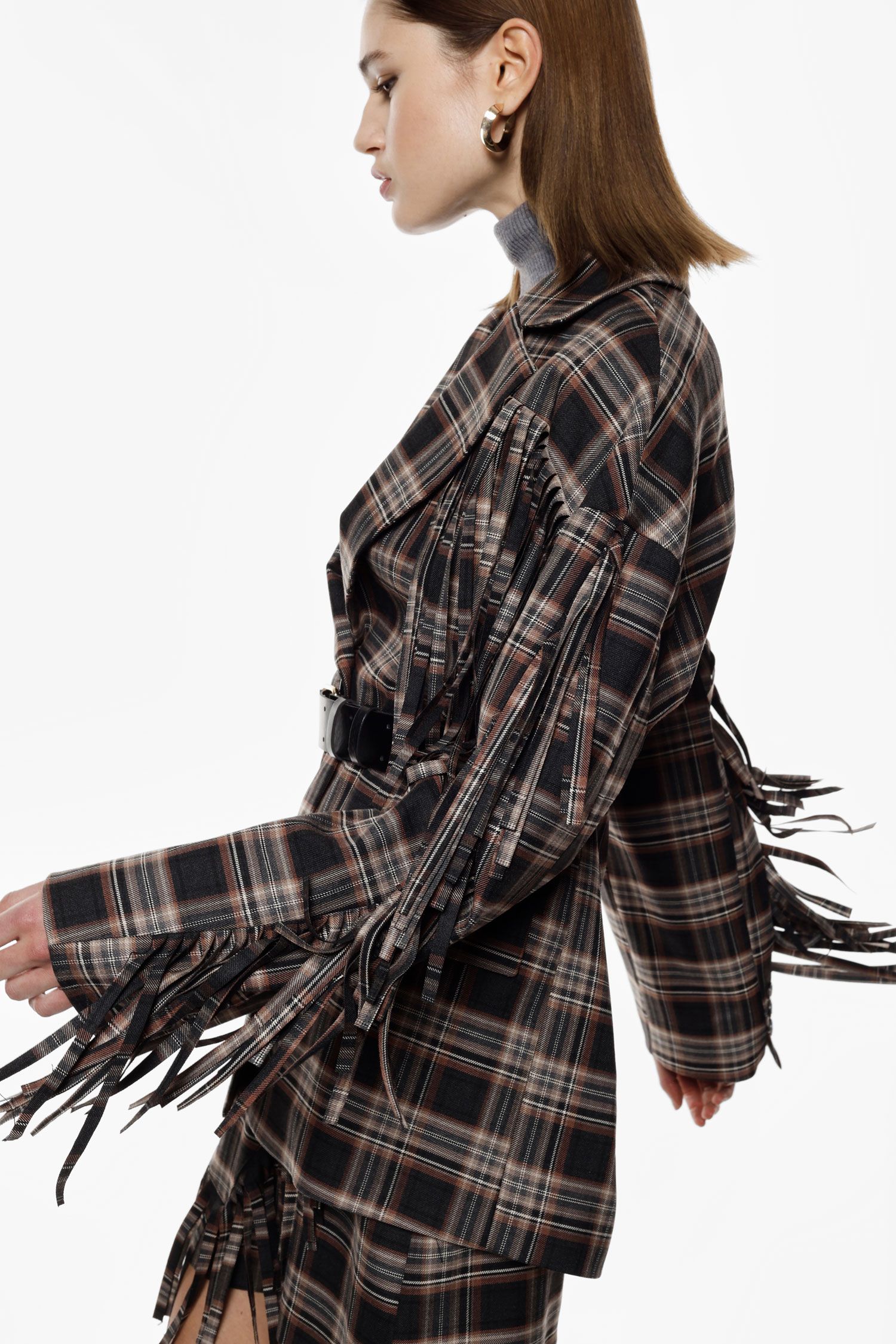 בלייזר עם דוגמת משבצות, פרנזים וחגורה