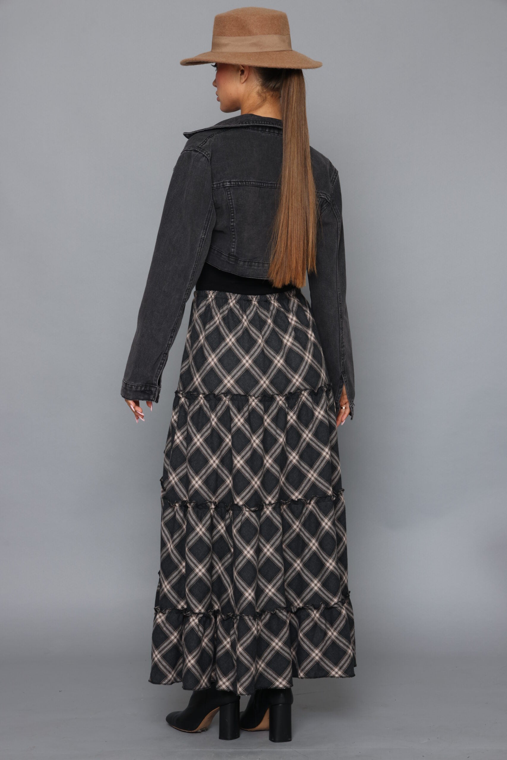 חצאית משבצות ספרדית