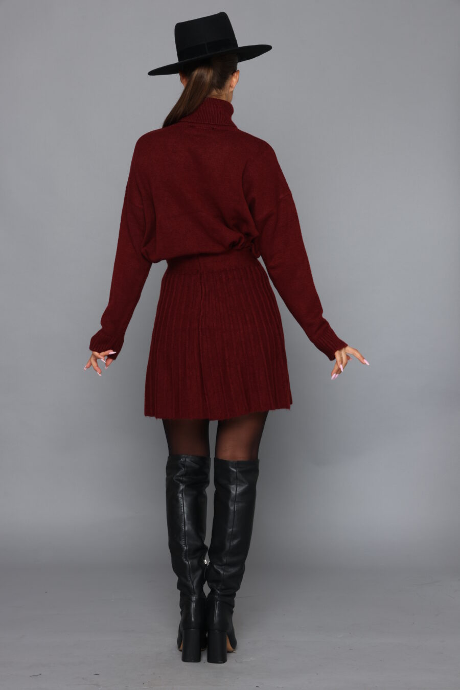 חליפת סריג גולף וחצאית מיני