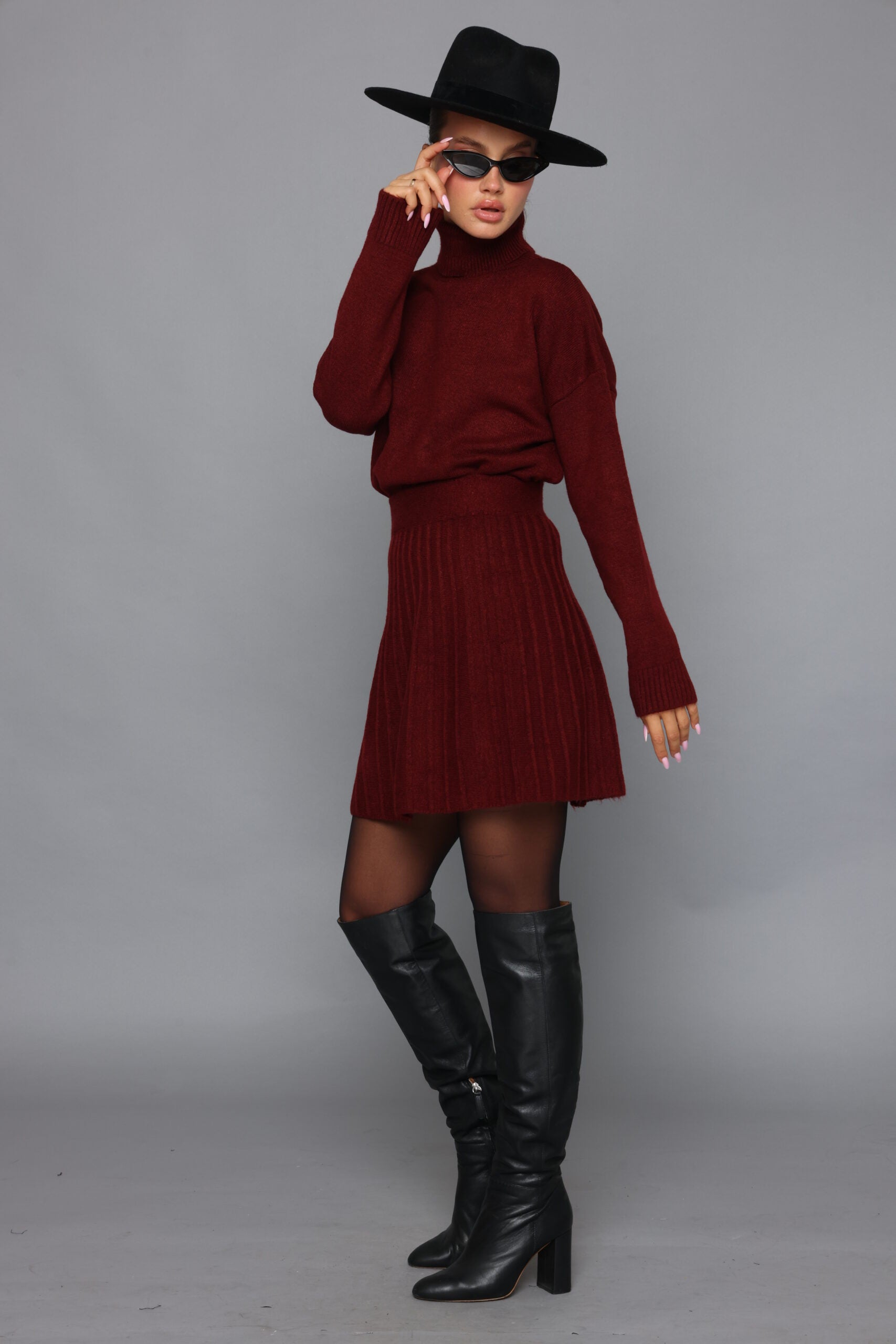 חליפת סריג גולף וחצאית מיני