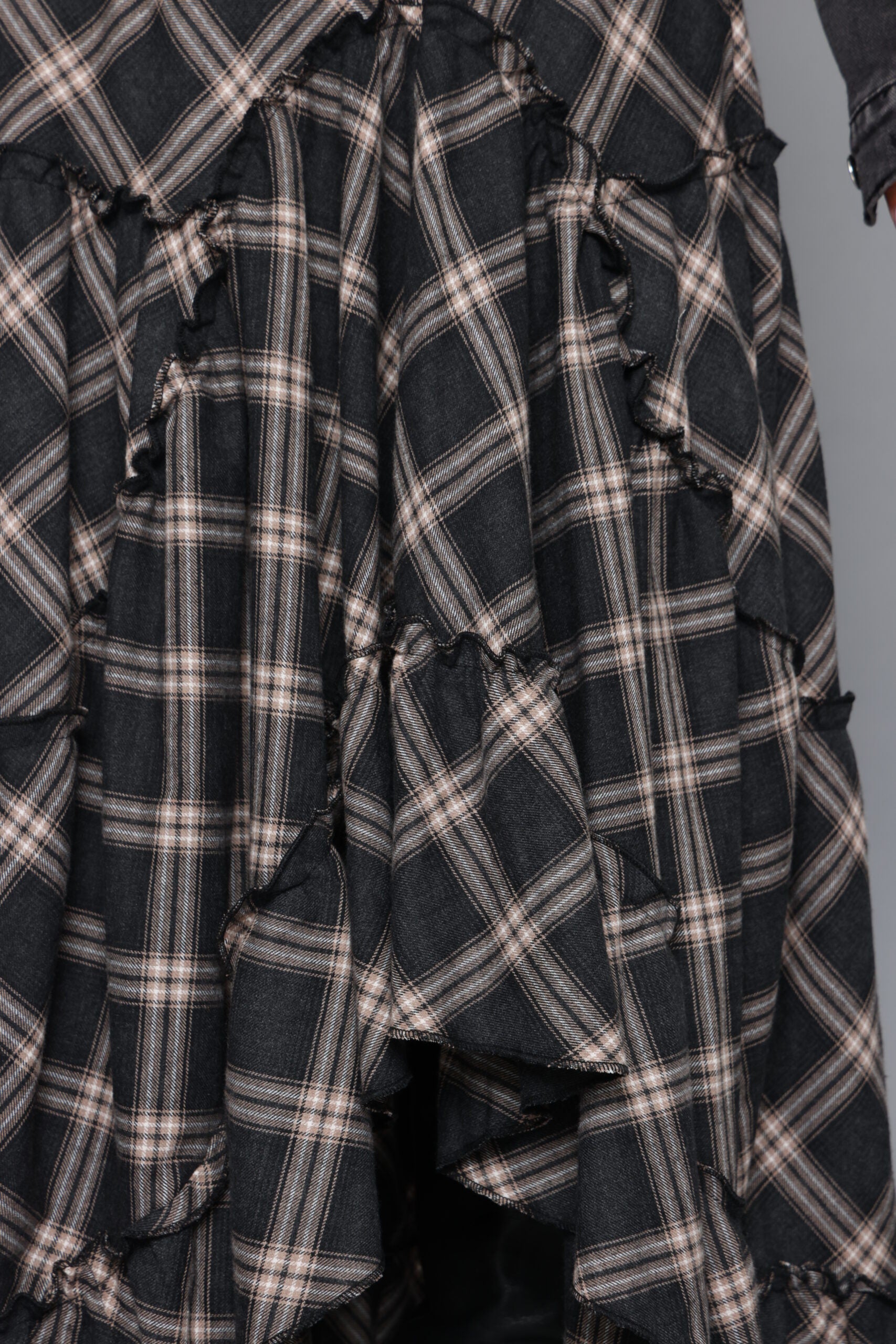 חצאית משבצות ספרדית