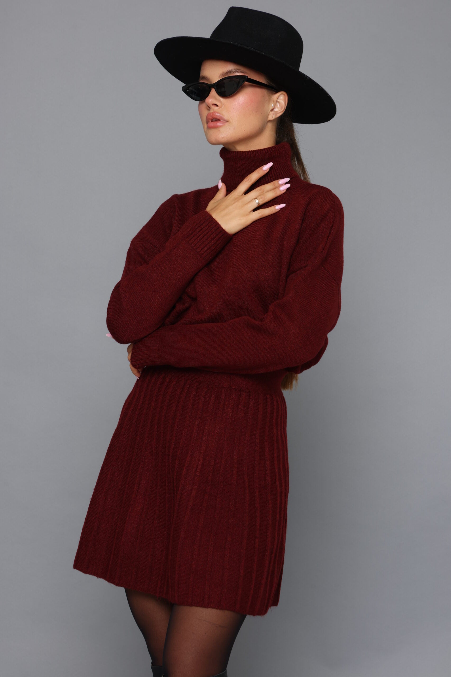 חליפת סריג גולף וחצאית מיני