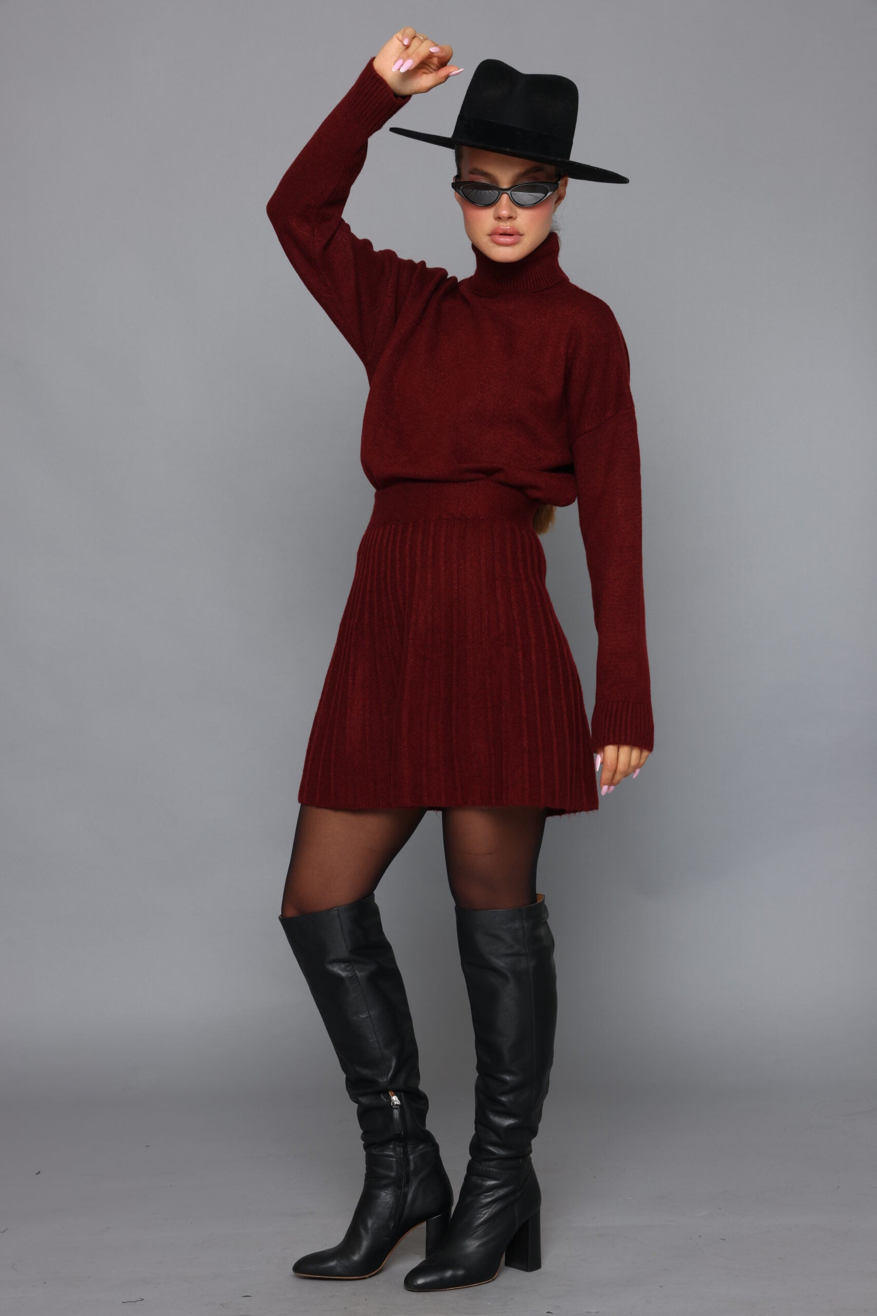 חליפת סריג גולף וחצאית מיני