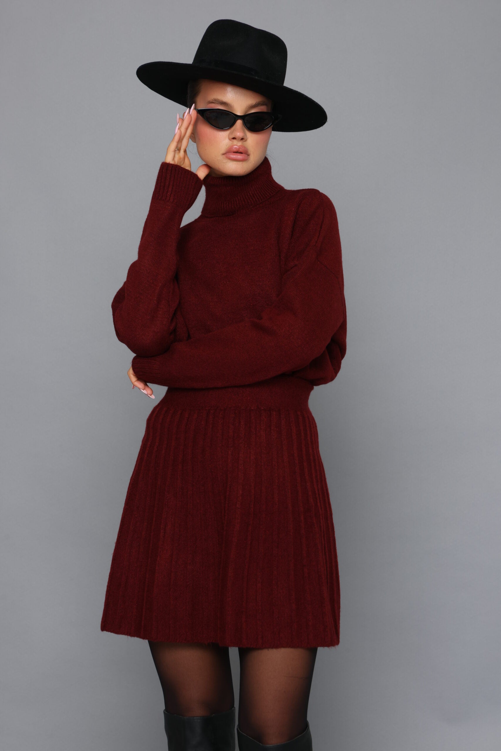 חליפת סריג גולף וחצאית מיני