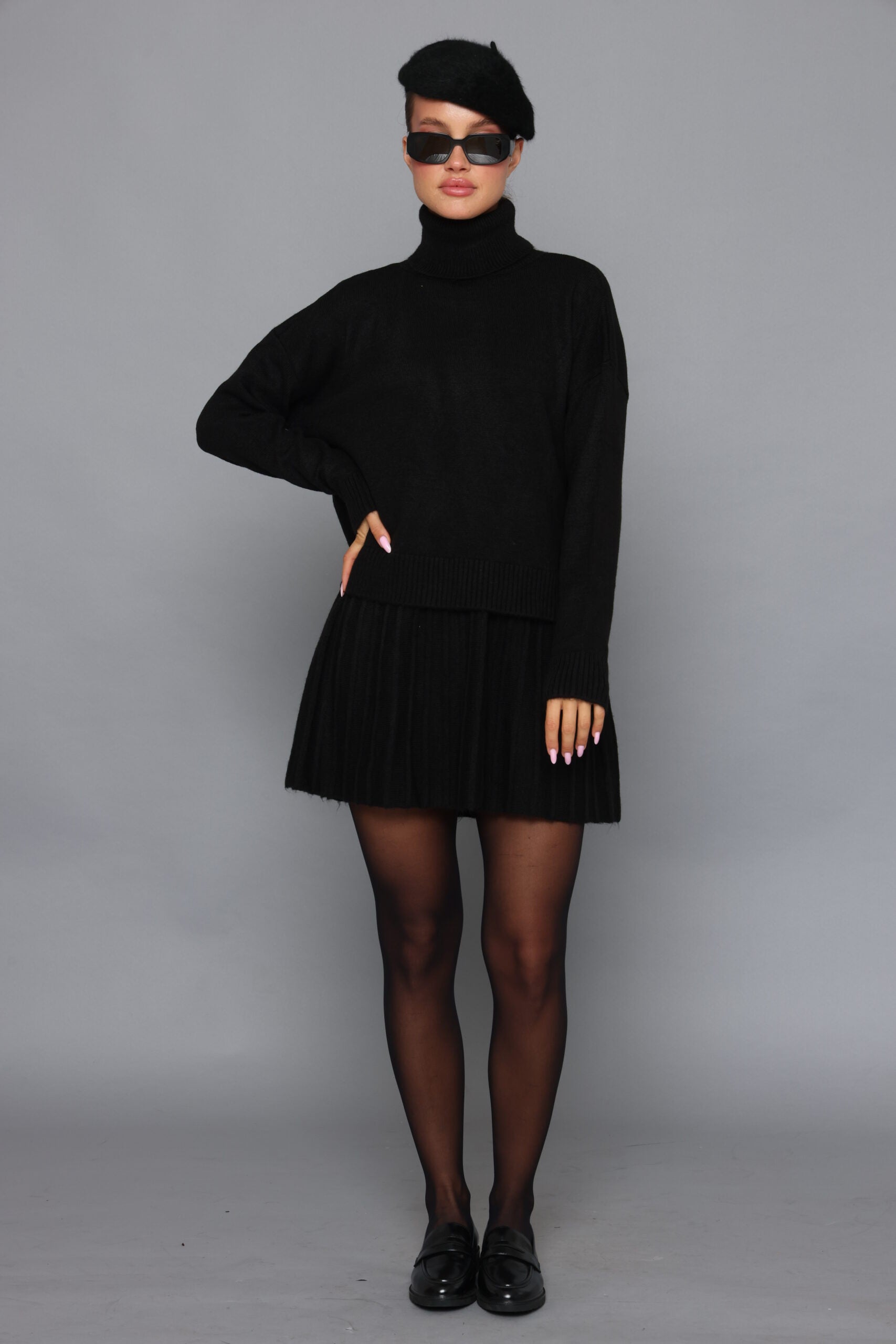 חליפת סריג גולף וחצאית מיני