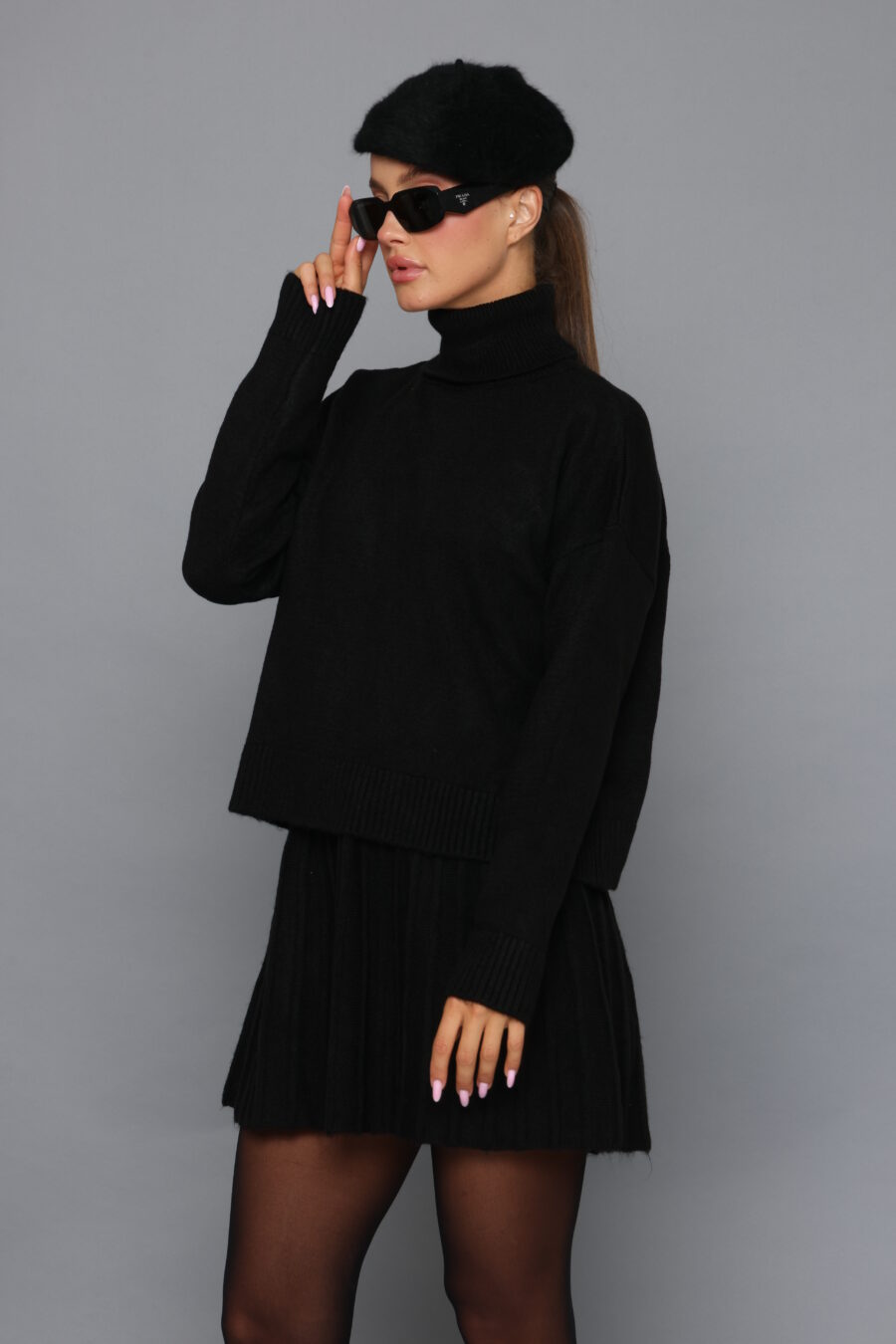 חליפת סריג גולף וחצאית מיני