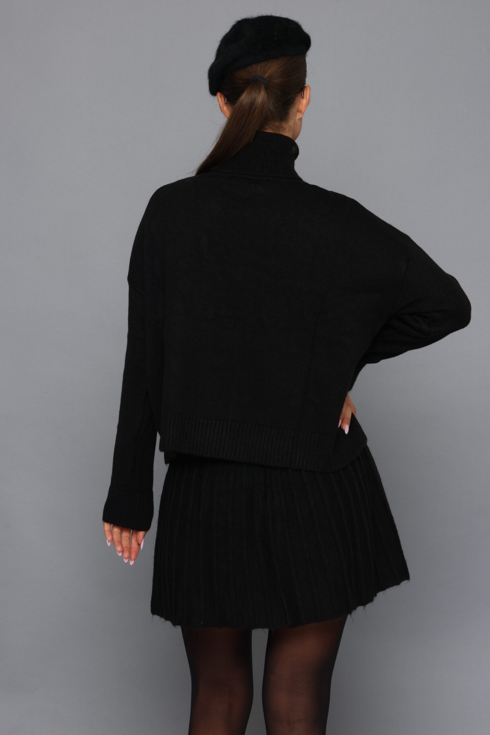 חליפת סריג גולף וחצאית מיני