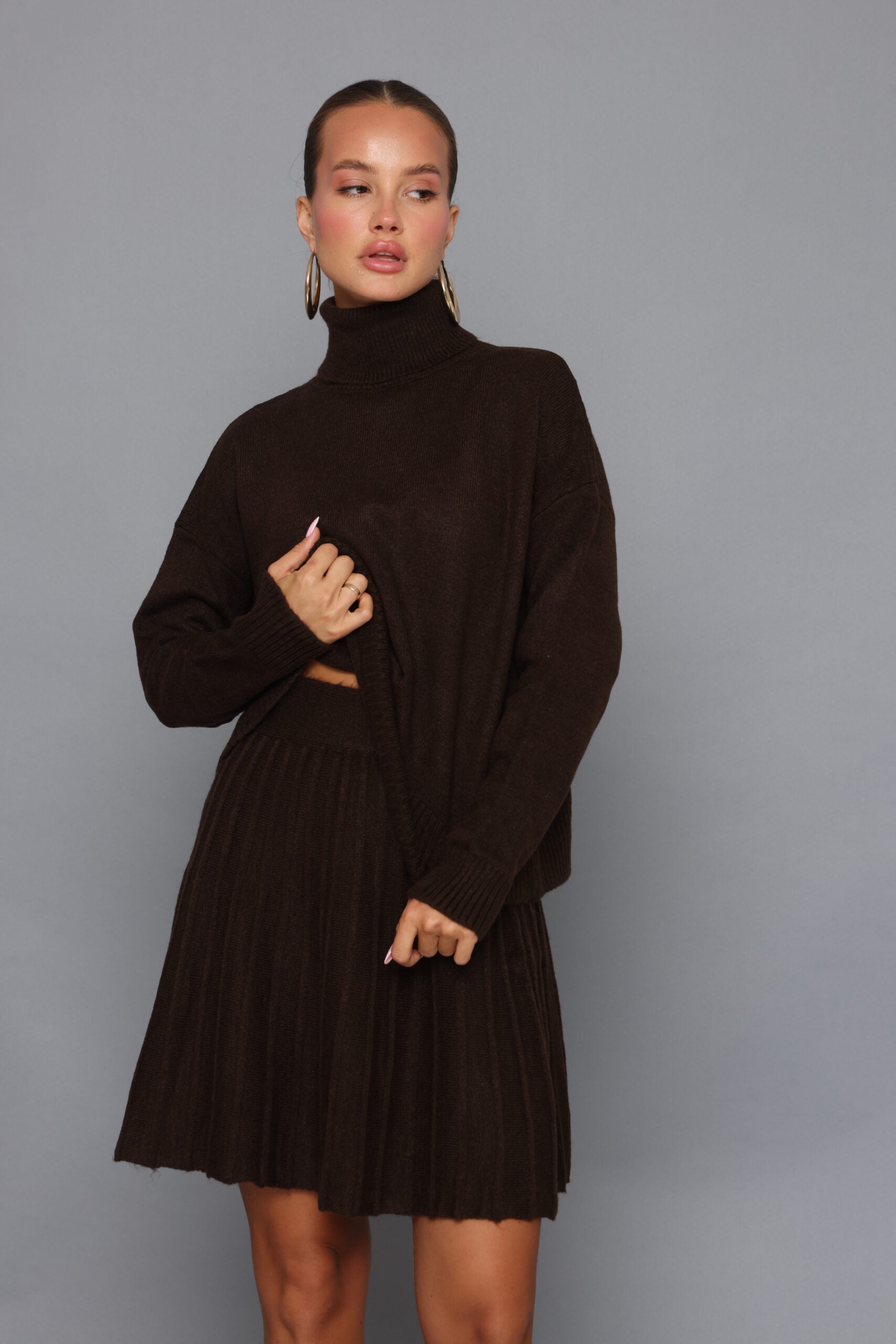 חליפת סריג גולף וחצאית מיני