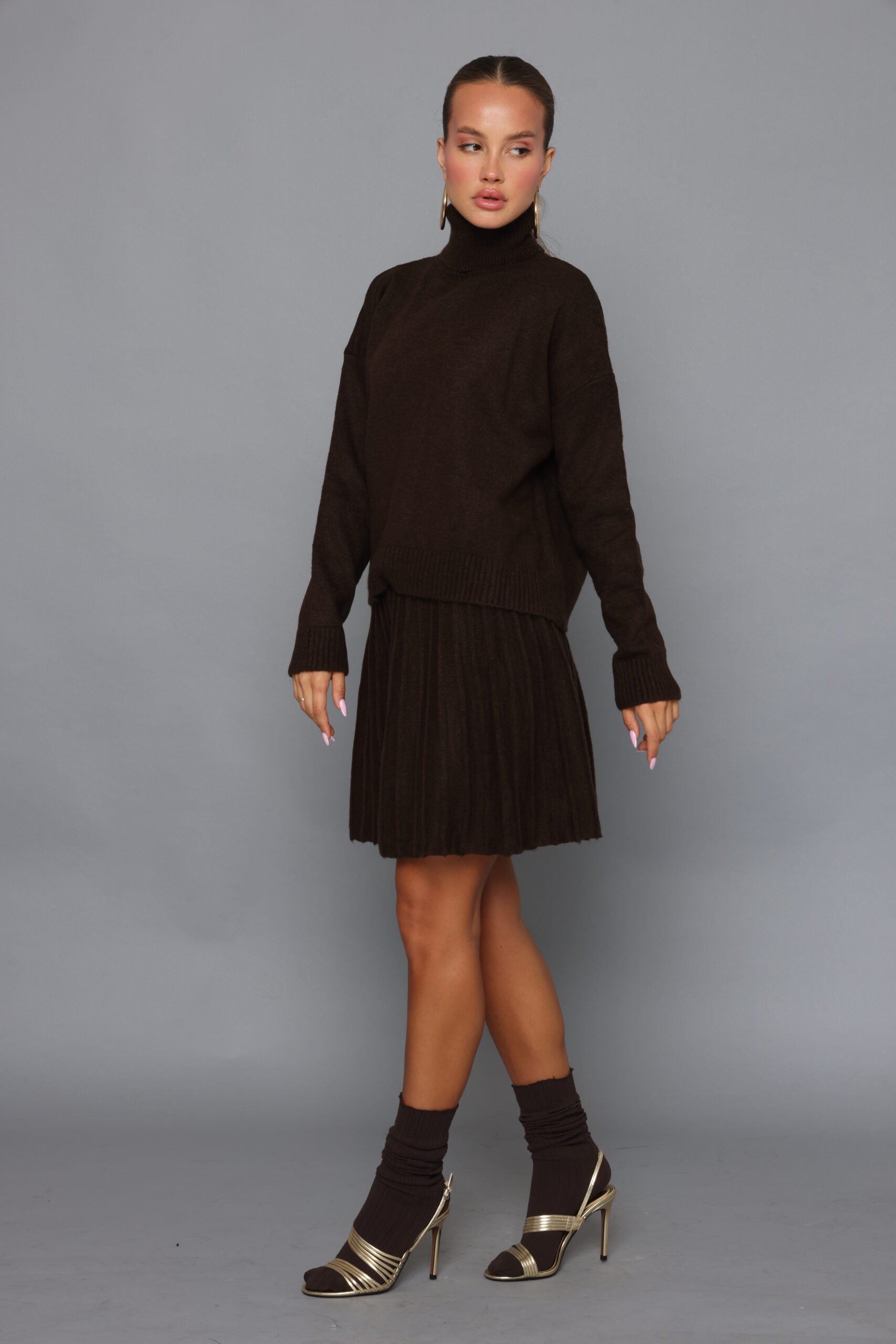 חליפת סריג גולף וחצאית מיני