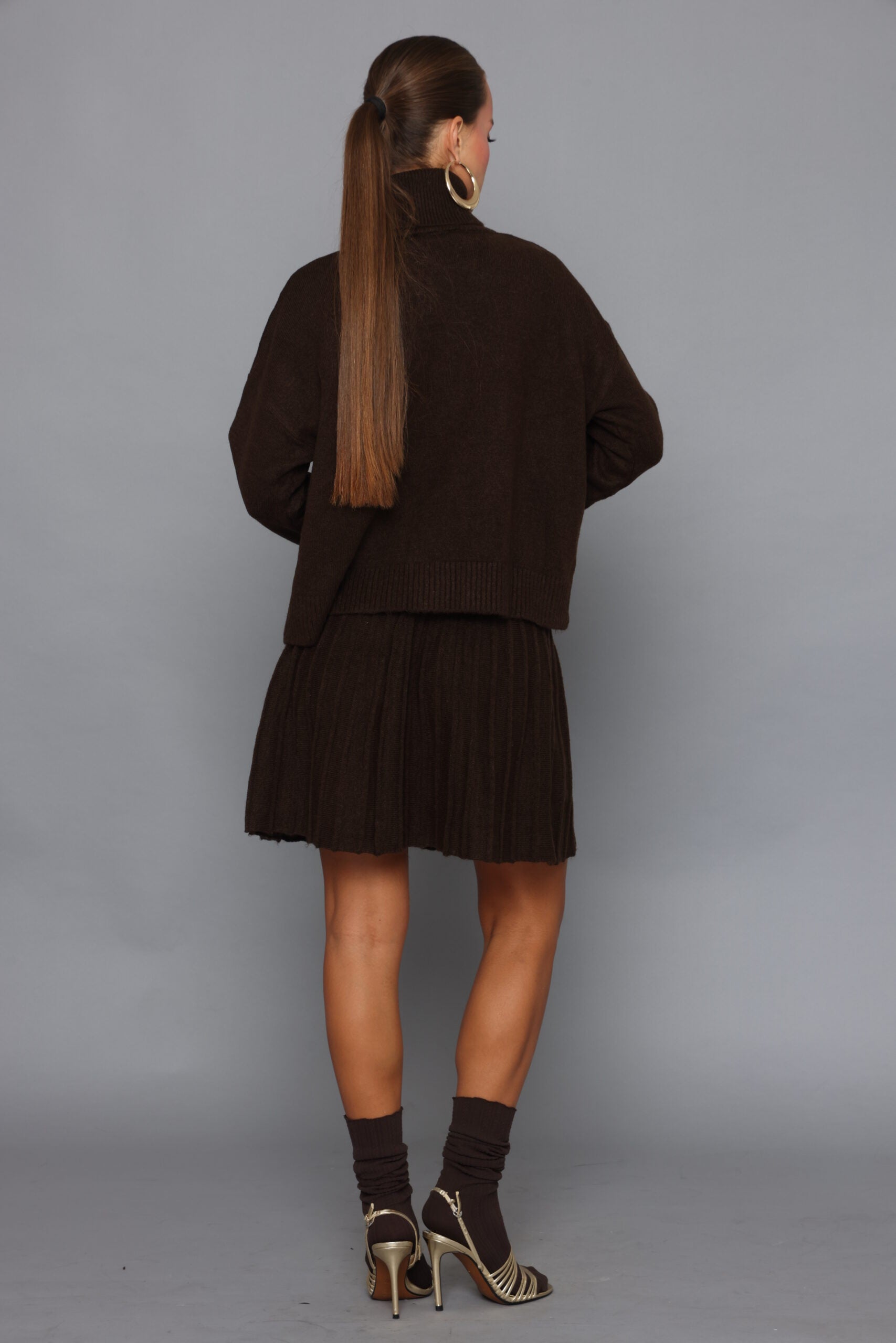 חליפת סריג גולף וחצאית מיני