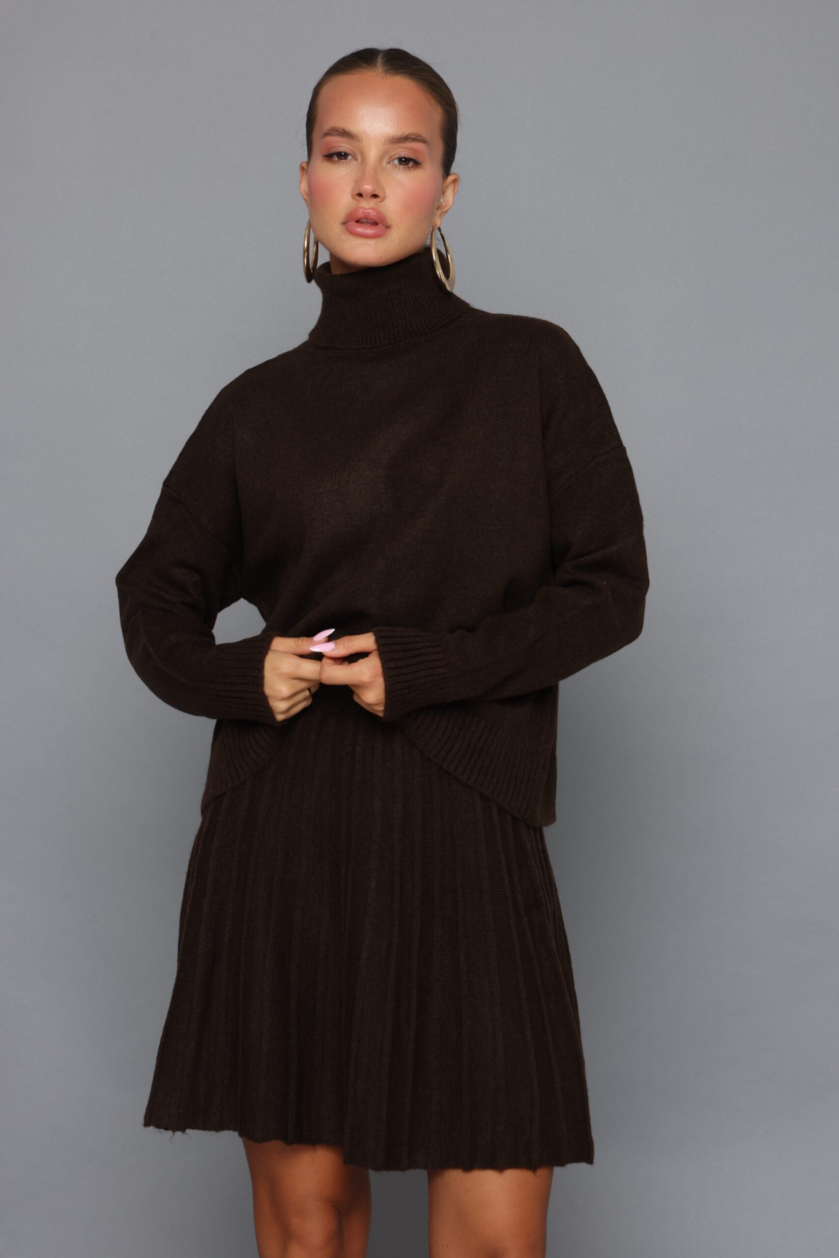 חליפת סריג גולף וחצאית מיני