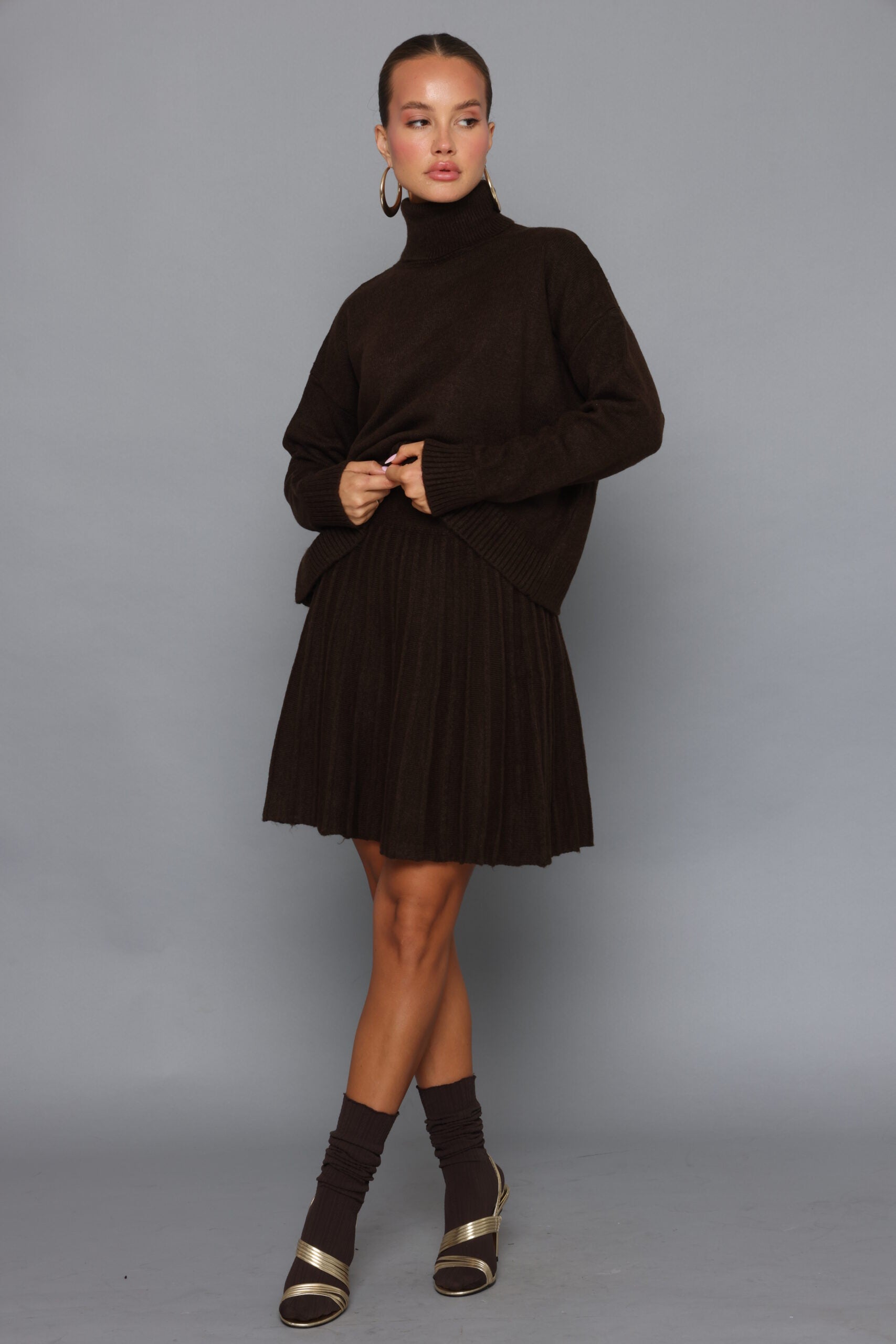 חליפת סריג גולף וחצאית מיני