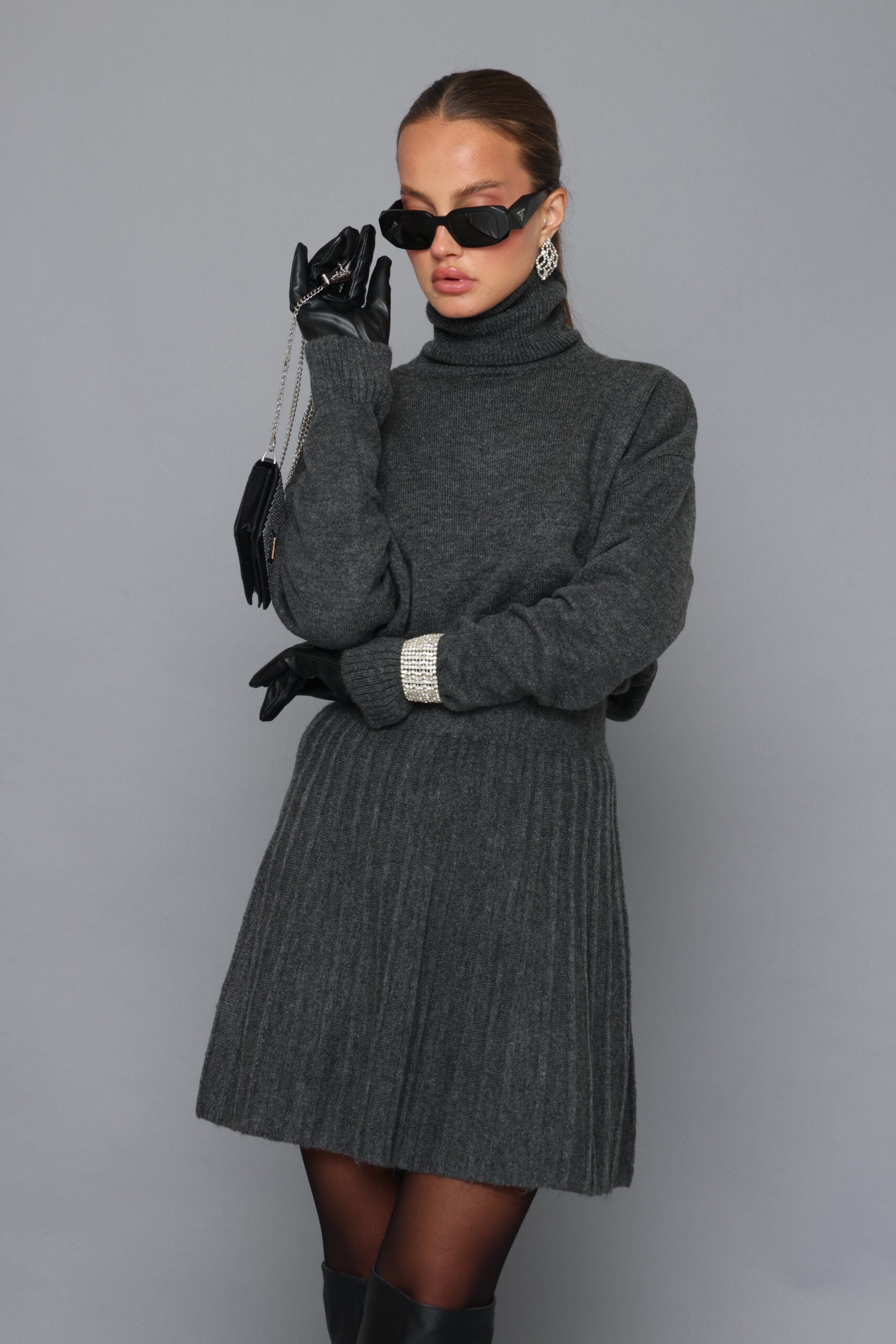 חליפת סריג גולף וחצאית מיני