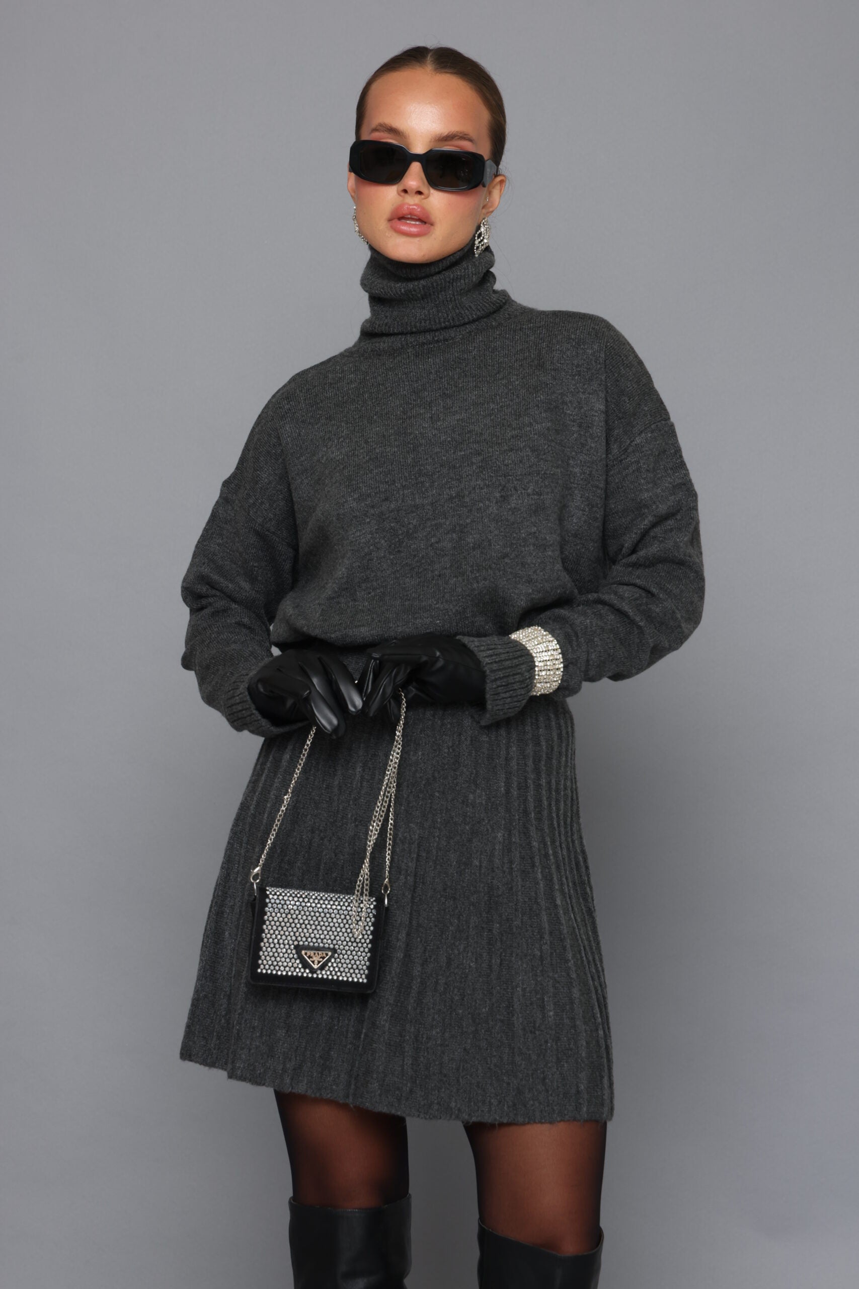 חליפת סריג גולף וחצאית מיני