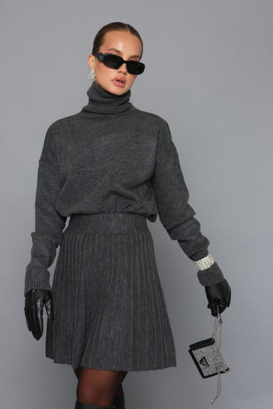 חליפת סריג גולף וחצאית מיני