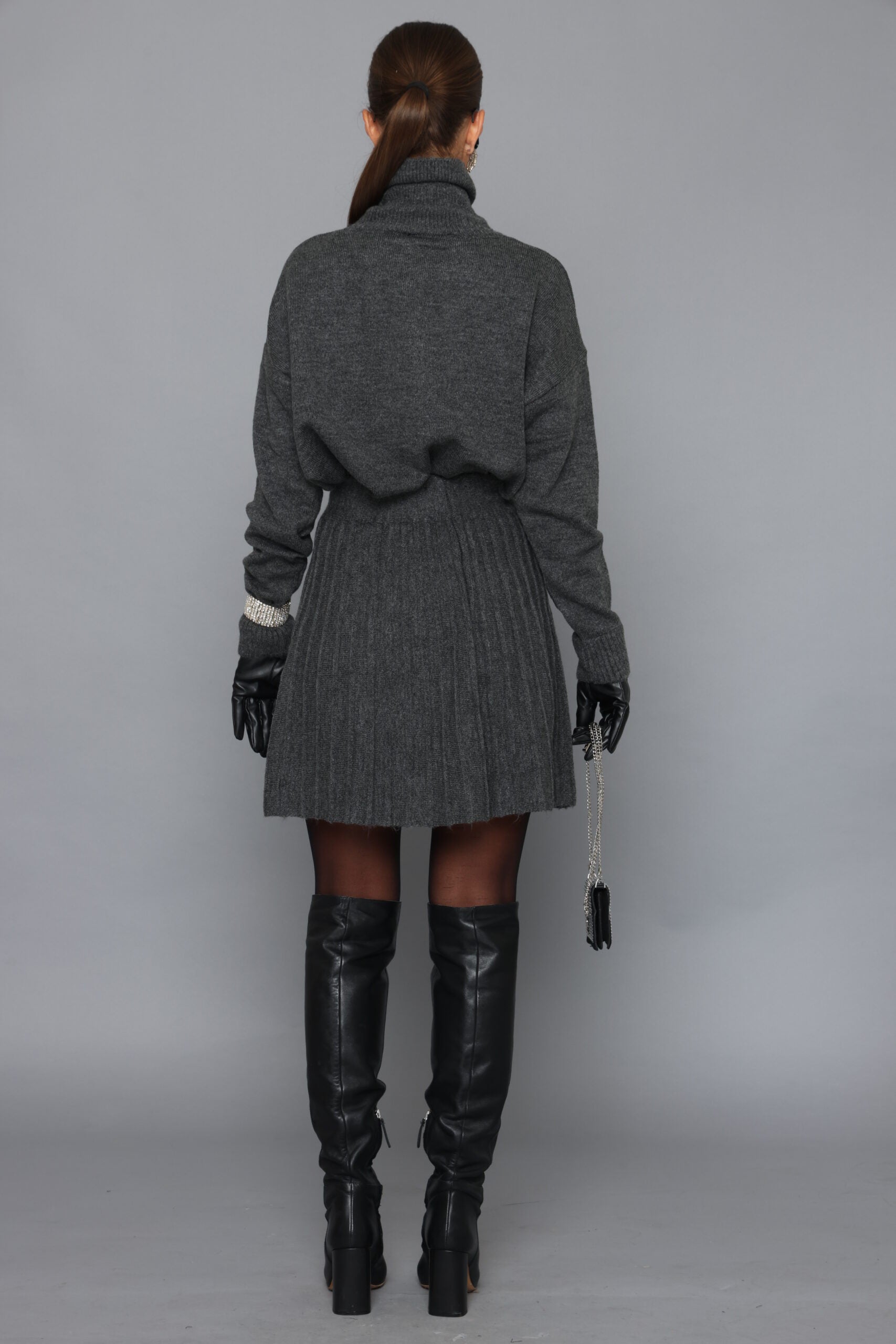 חליפת סריג גולף וחצאית מיני