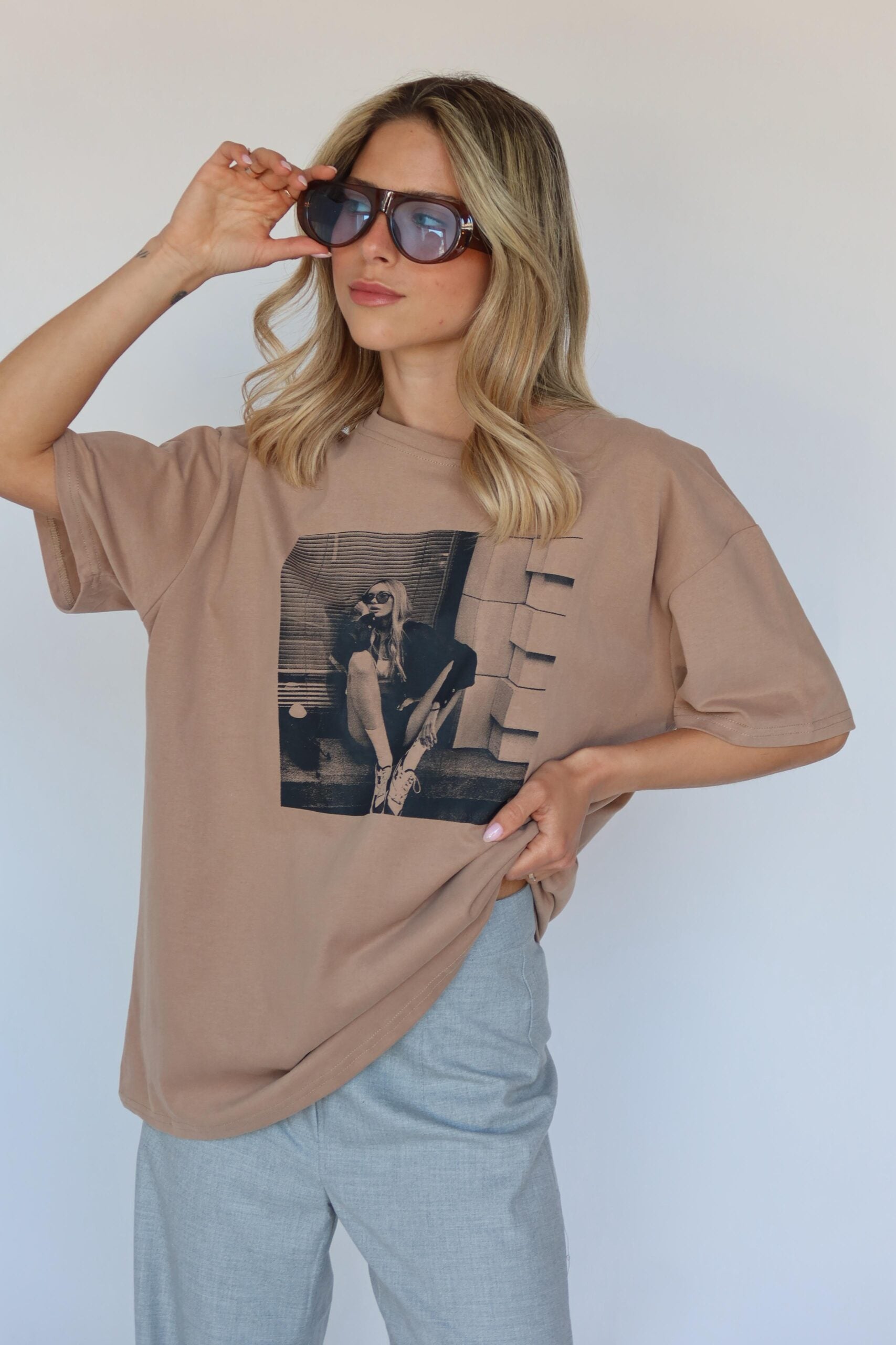 טי-שירט אוברסייז אישה ברחוב
