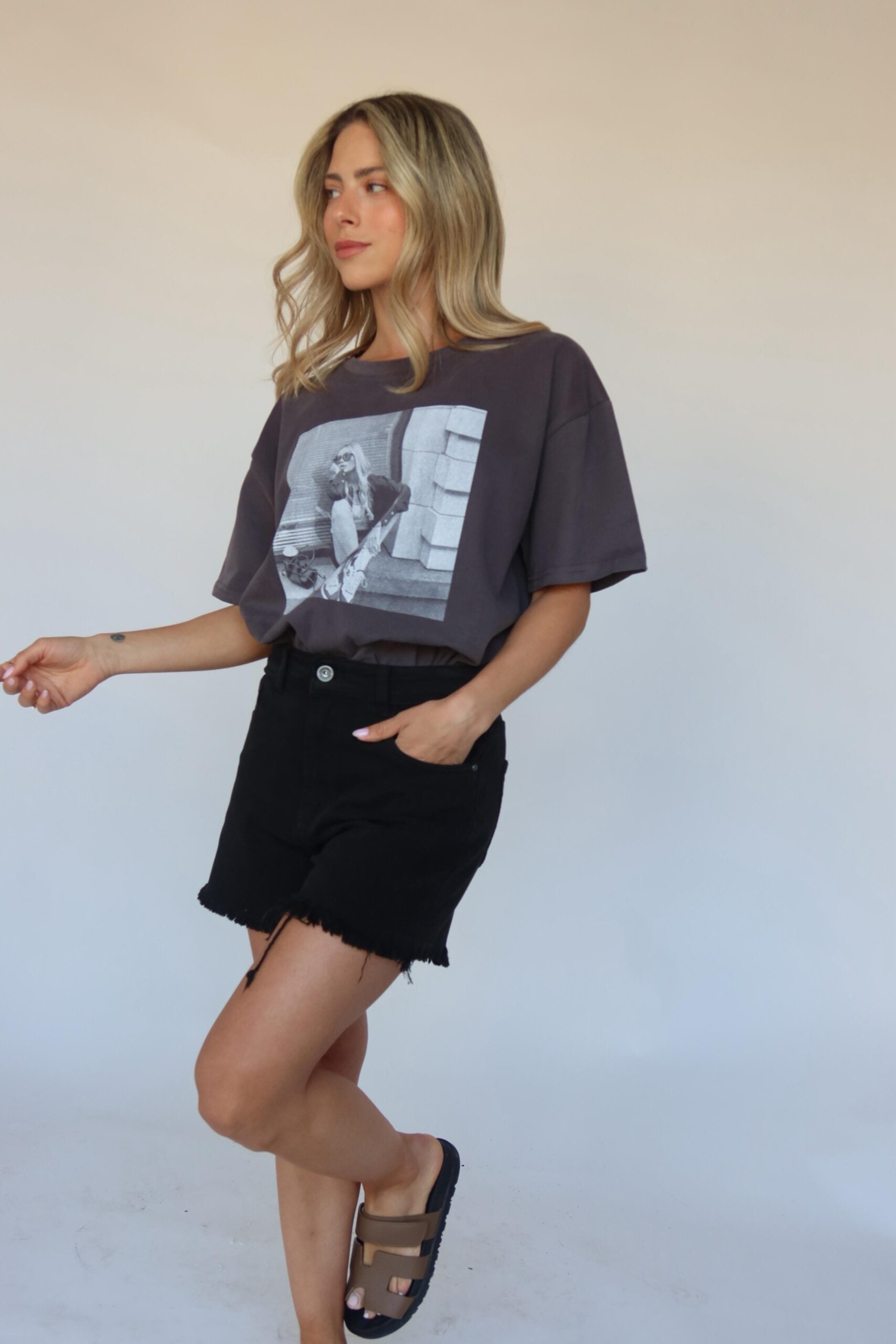 טי-שירט אוברסייז אישה ברחוב