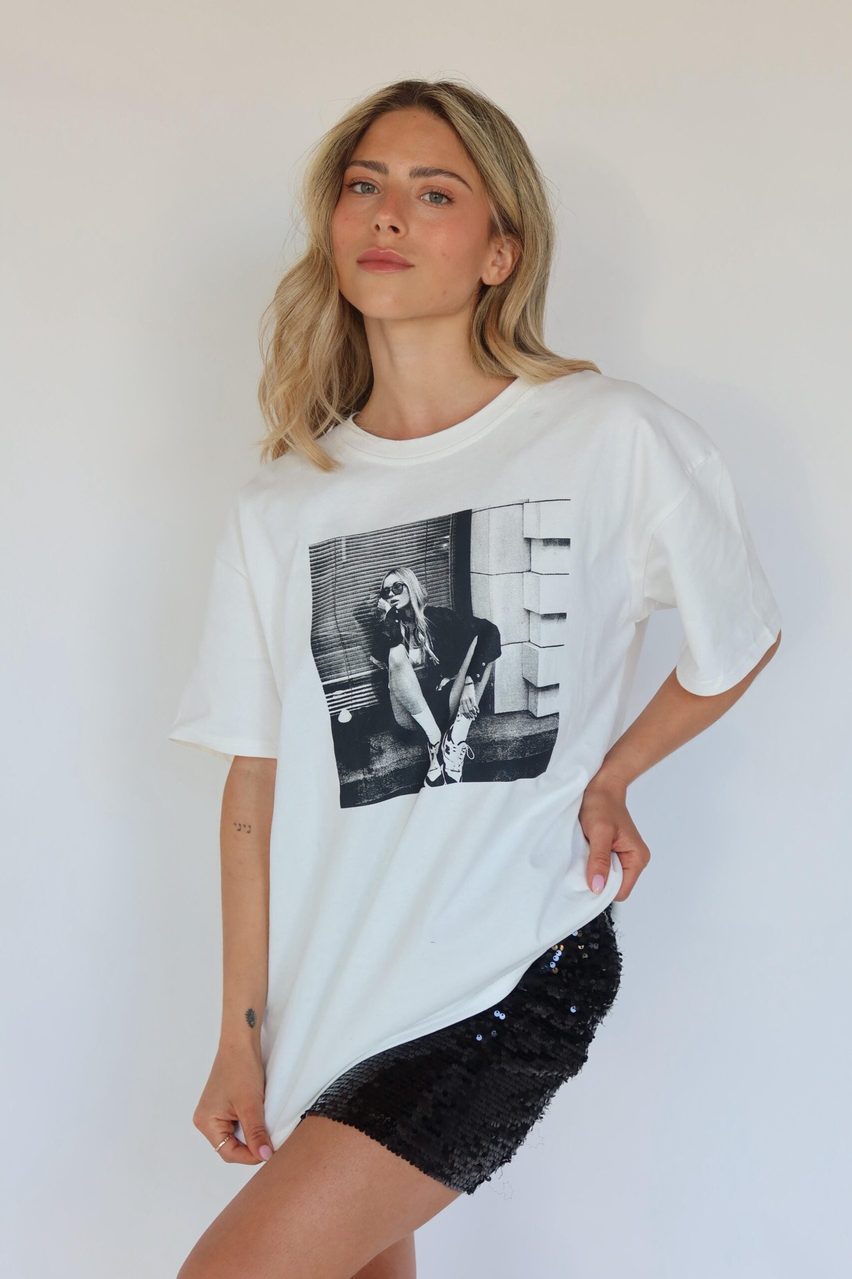 טי-שירט אוברסייז אישה ברחוב