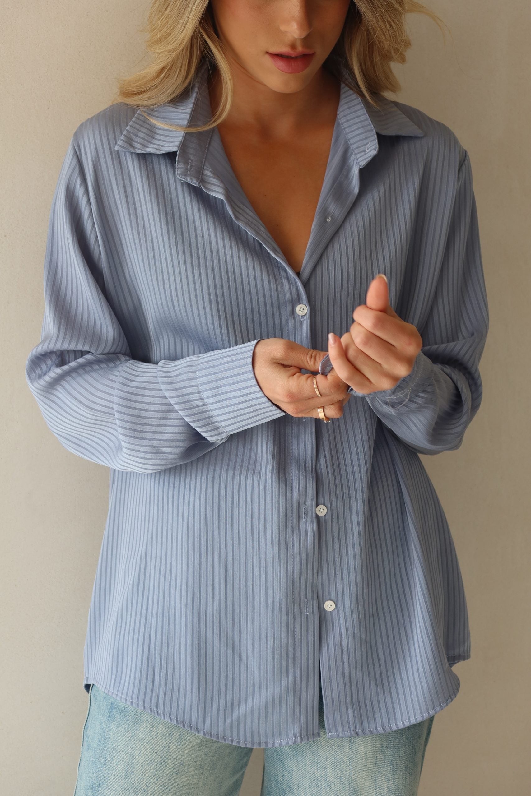 חולצה מכופתרת שקפקפה בטקסטורת פסים