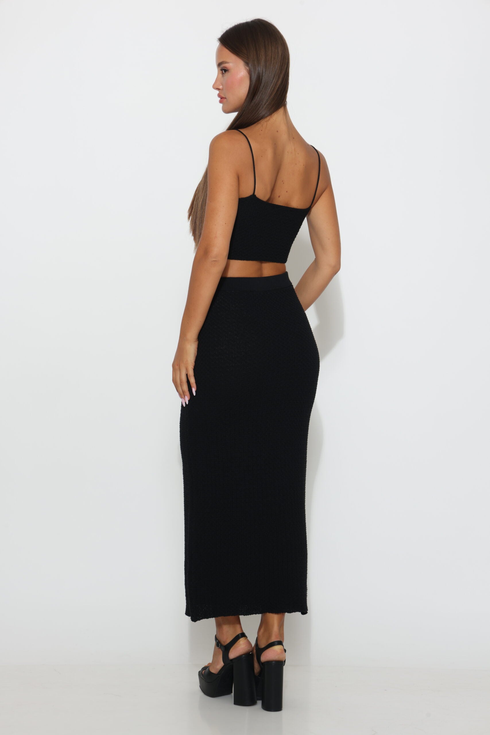 חליפת גופיית פפיון וחצאית