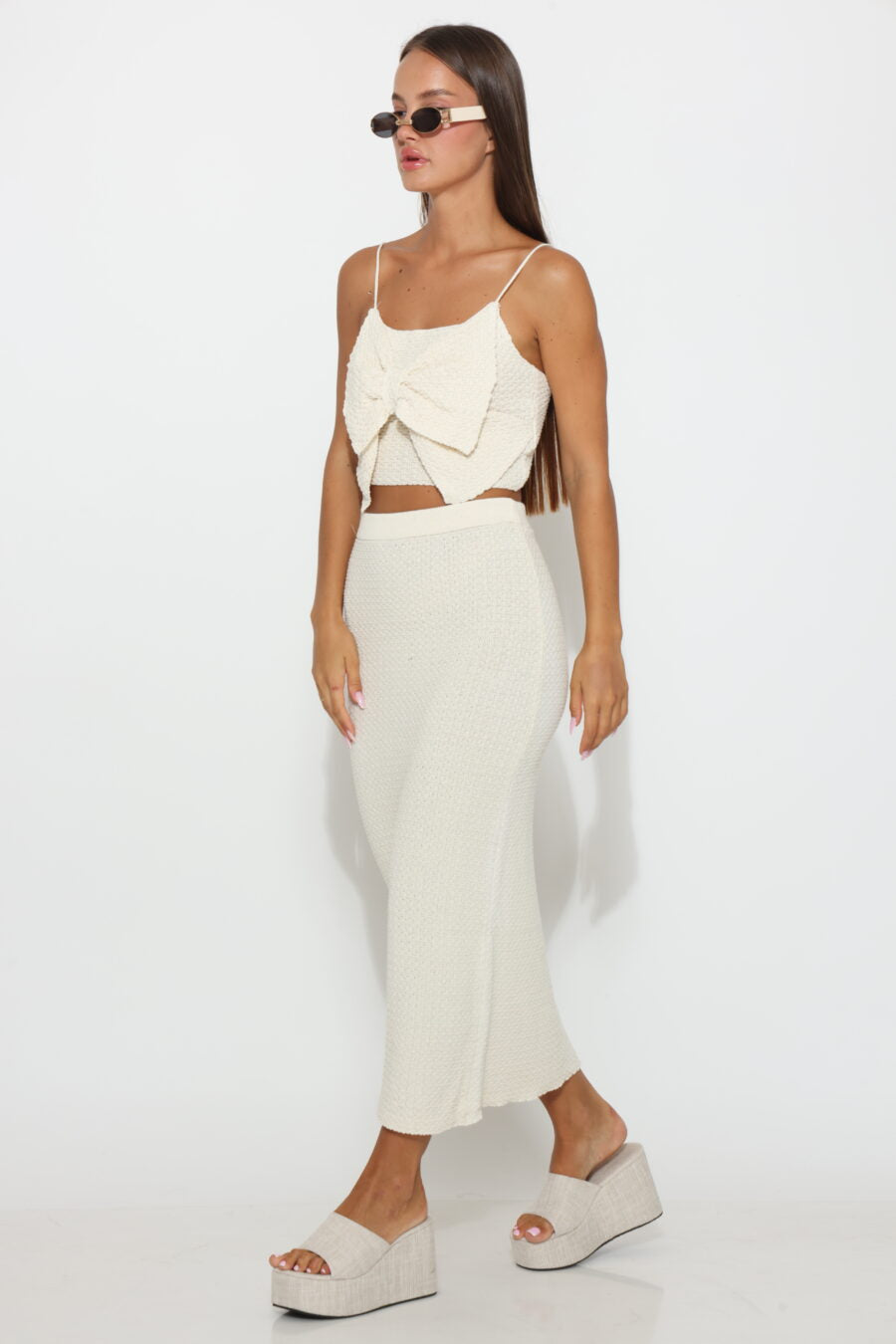 חליפת גופיית פפיון וחצאית