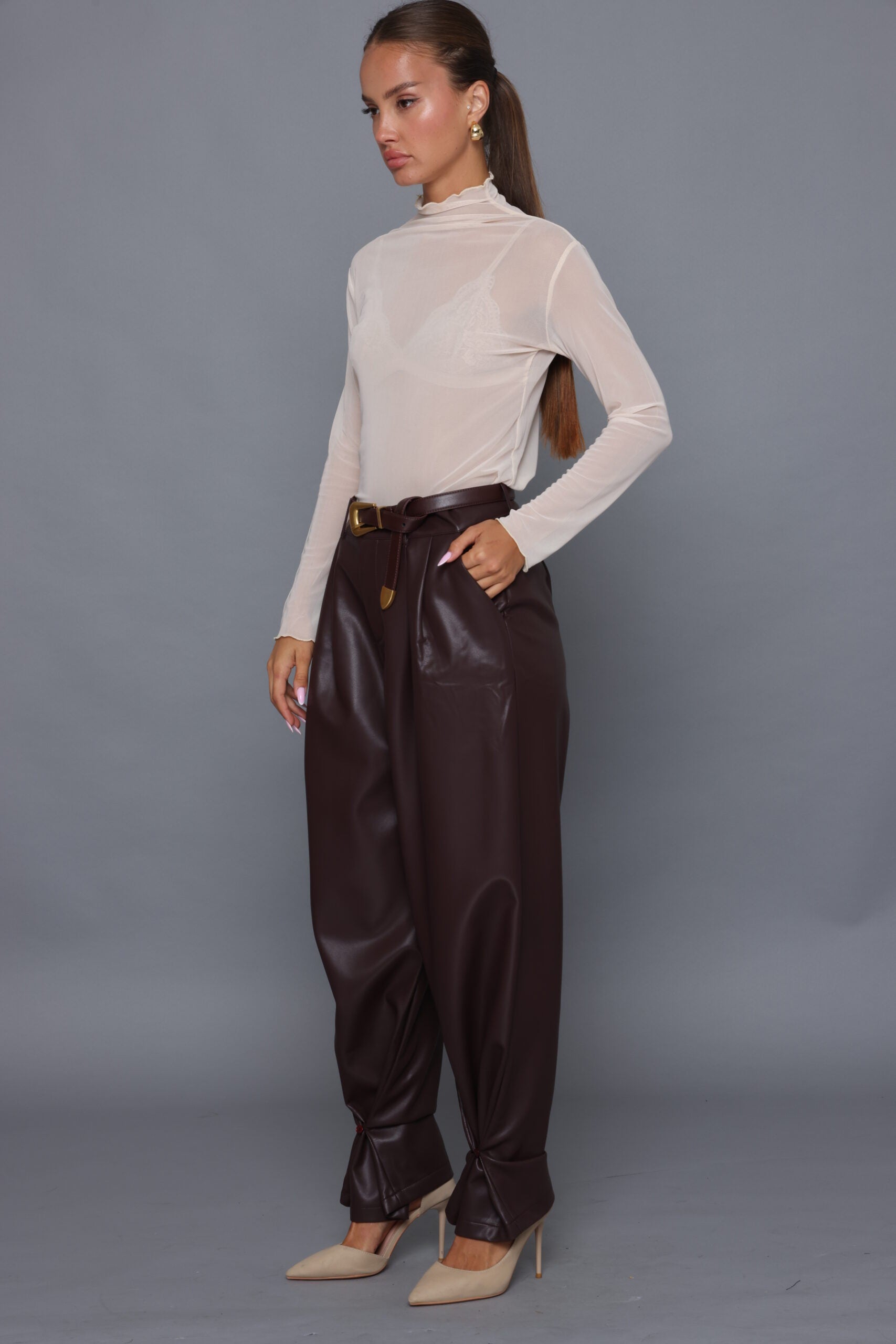 מכנס דמוי עור עם סגירת כפתור