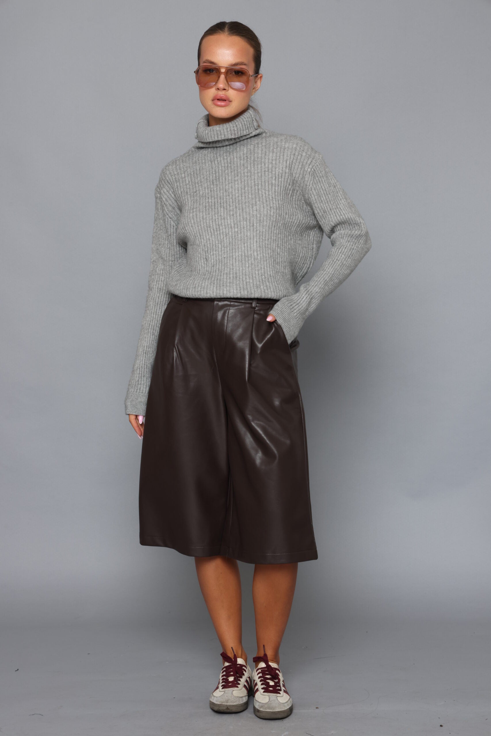 ברמודה דמוי עור