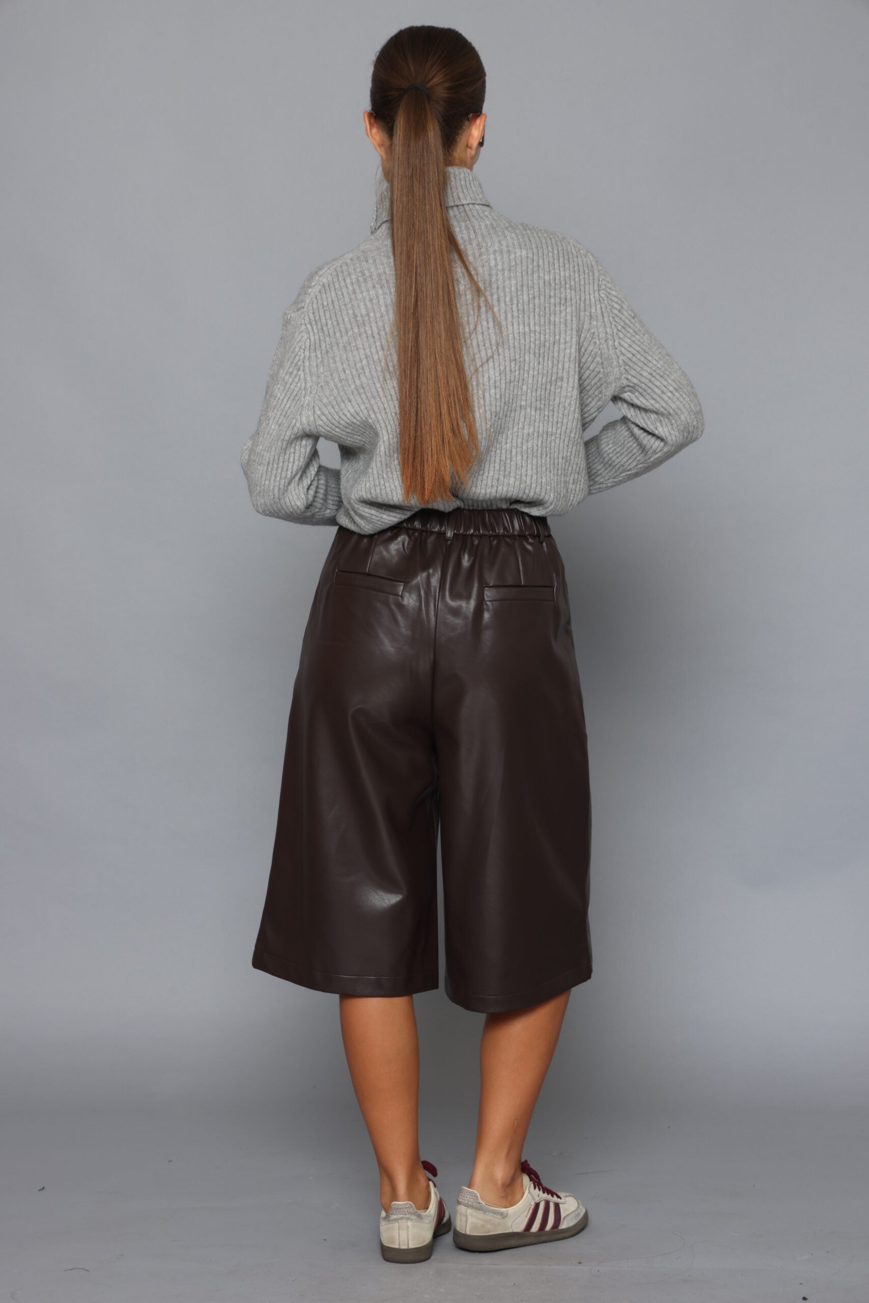 ברמודה דמוי עור