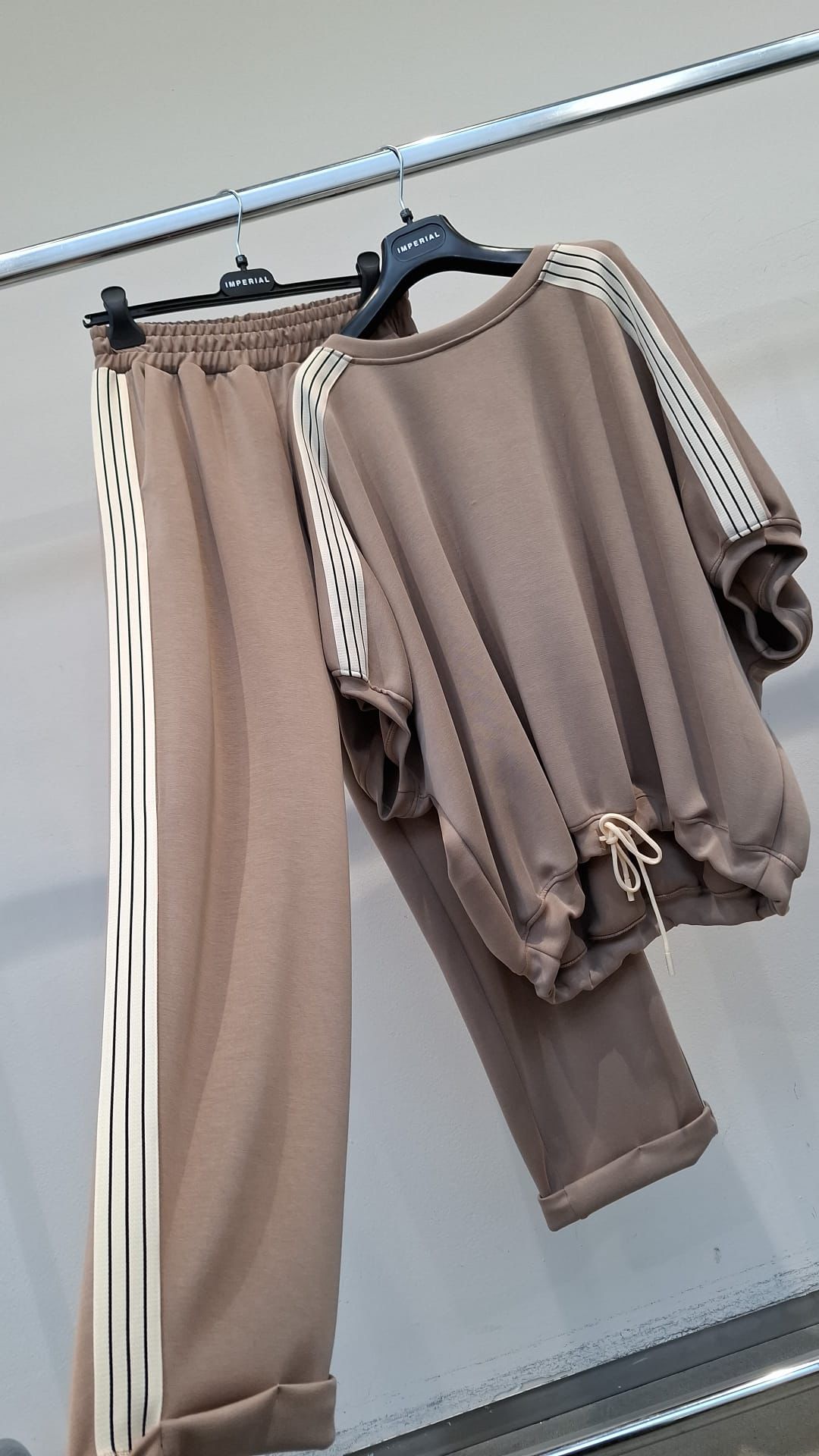 חליפה   מכנס  וחולצה בגיזרה רחבה