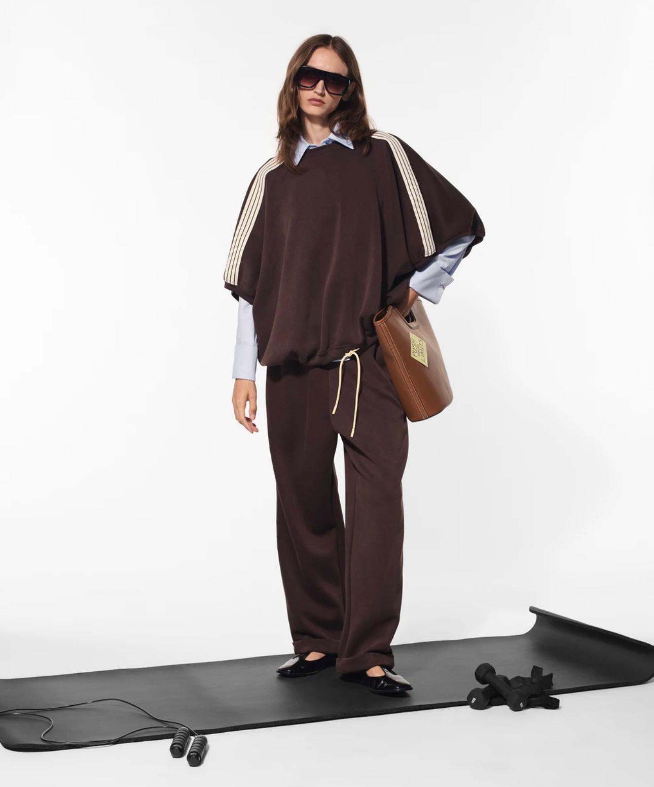 חליפה   מכנס  וחולצה בגיזרה רחבה