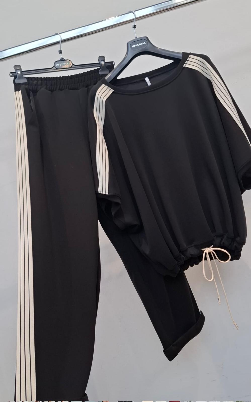 חליפה   מכנס  וחולצה בגיזרה רחבה